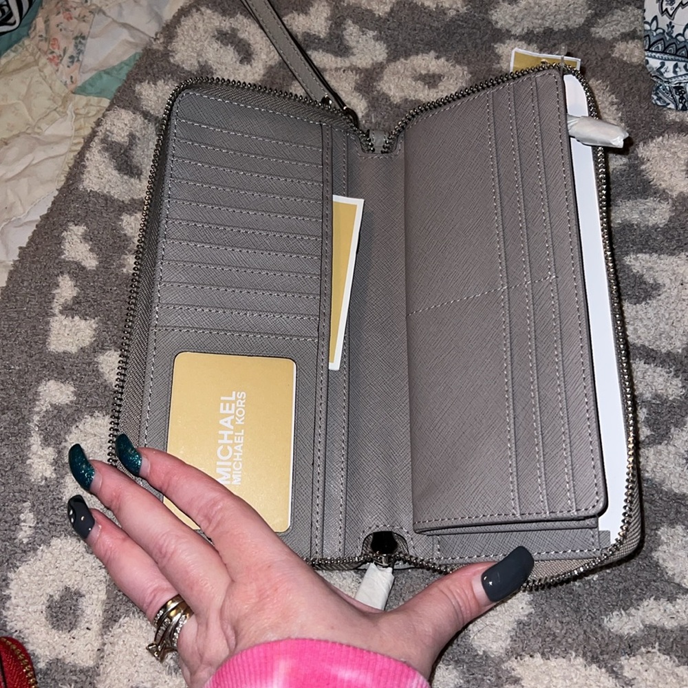 🚨REDUCED🚨Michael Kors Gray Wristlet Wallet NWT - Picture 2 of 4